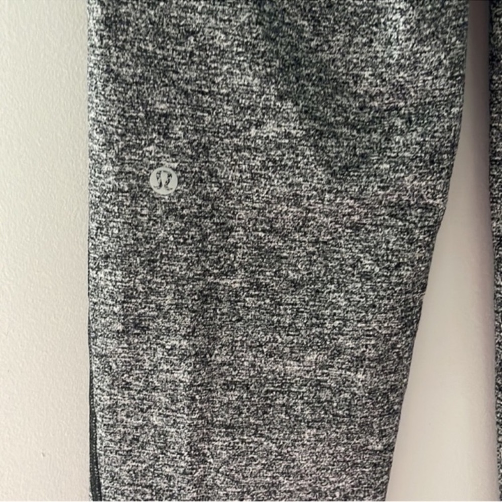 Excellent Condition Lululemon Out To Lunge Untight Tights. Size 8. Discontinued. - Picture 3 of 7